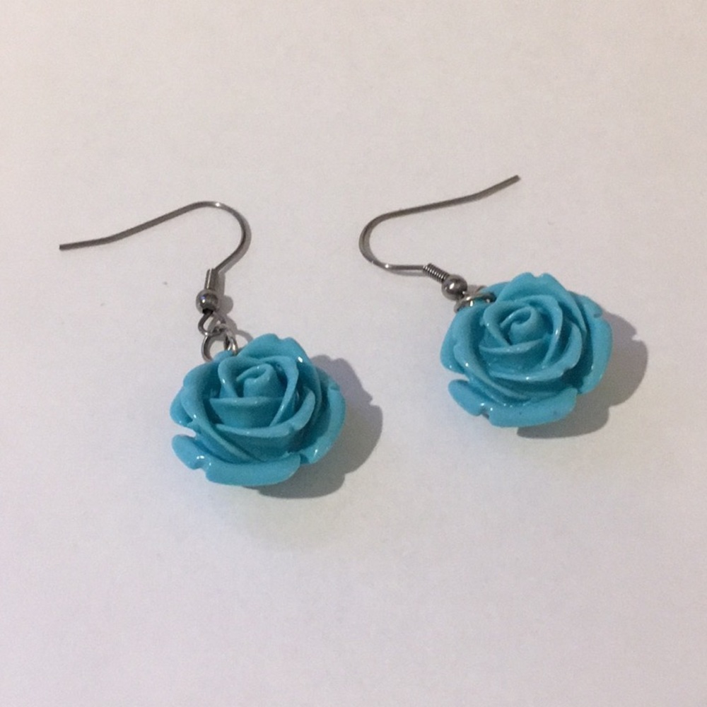 Carved turquoise lucite rose drop earrings - Picture 3 of 4